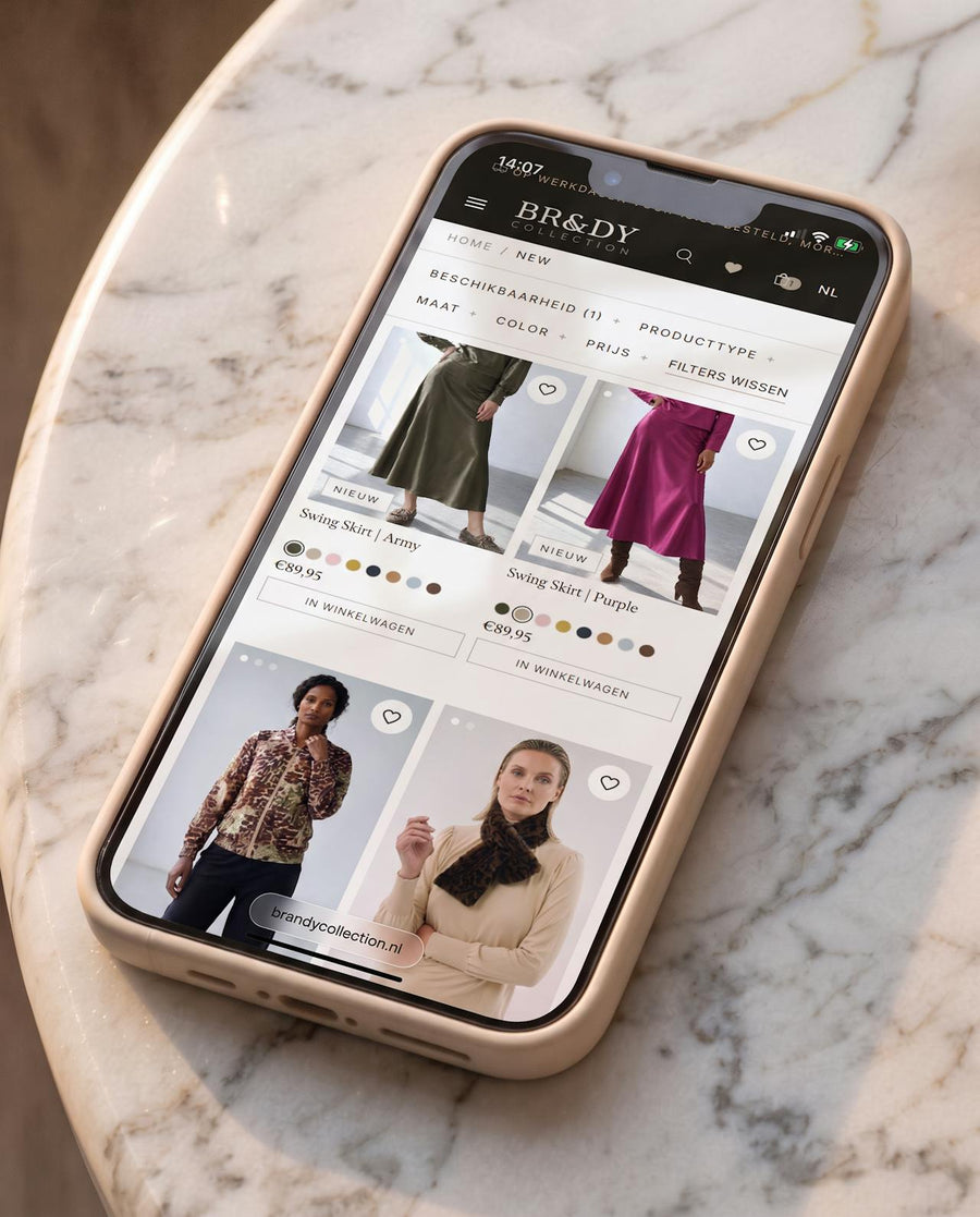 Smartphone met een mobiele modewebshop, gebouwd door Studio Margie